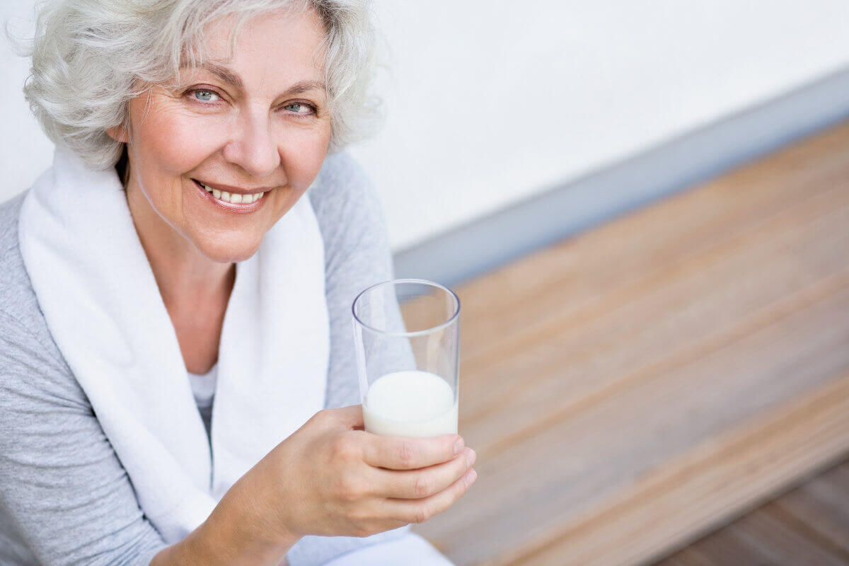 Frau trinkt ein Glas Milch